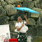 和風曲芸　三萬亭油単傘まわしの画像