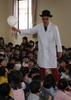 リサイクルマジックショー幼稚園公演の画像